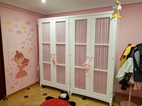 Armoire enfant 2 portes avec rideau