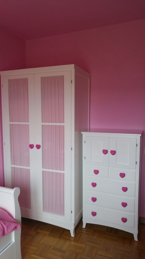 Chambre enfant pour filles. Armoire et chiffonnier enfant avec rideau