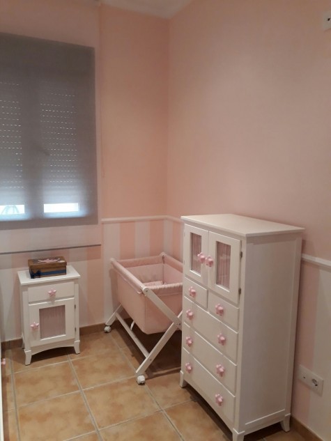 Chambre enfant. Chiffonnier et table de chevet avec rideau