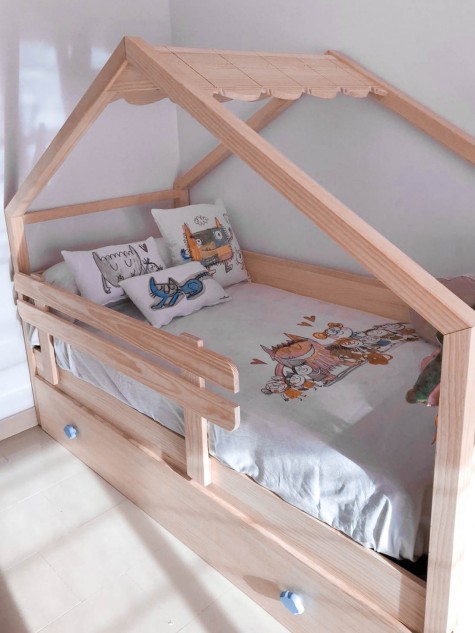 Lit Cabane avec toit. Lit gigogne. Produit en bois naturel.