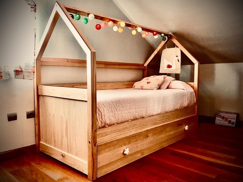 Lit gigogne pour enfant. Lit cabane en bois naturel