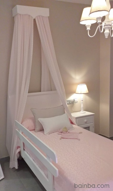 Chambre enfant avec baldaquin rose