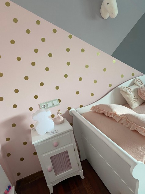 Table de chevet avec rideau rose