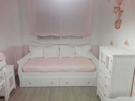 Chambre avec table de chevet porte et rideau