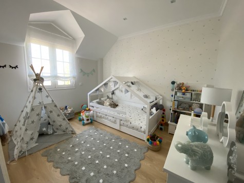 Chambre avec lit cabane montessori blanc