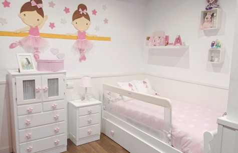 Chiffonier enfant portes et tiroirs et table de chevet socle