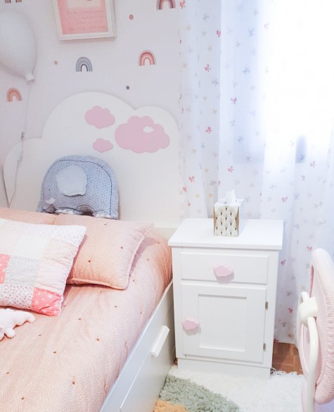 Tête de lit nuage rose et chevet avec porte 