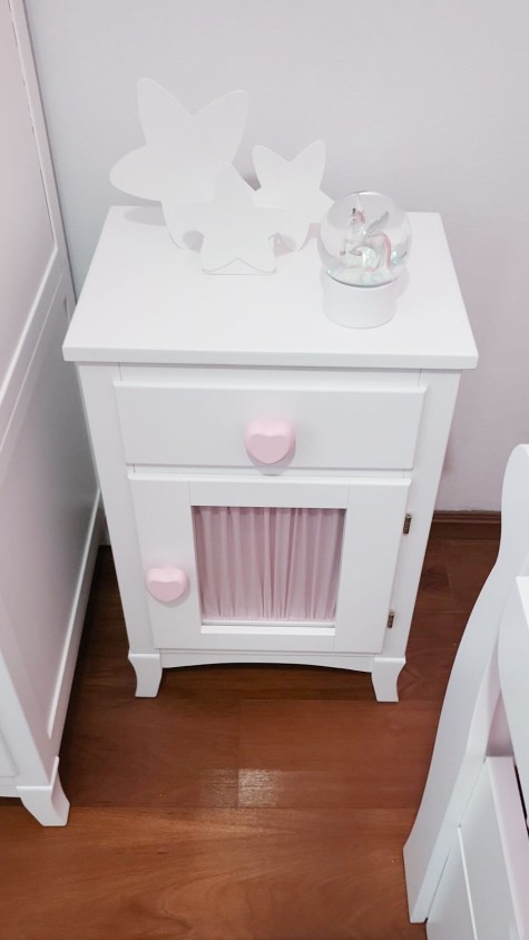 Table de chevet blanche et rose
