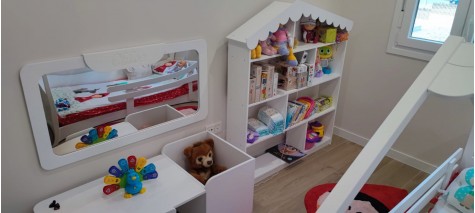 Miroir avec prénom et étagère cabane