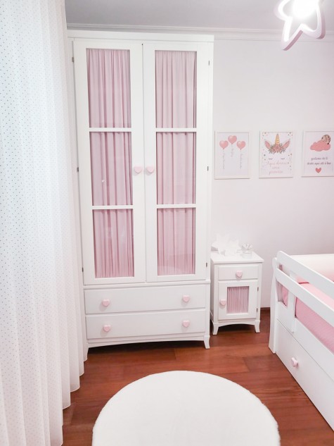 Armoire 2 portes avec rideau rose et tiroirs