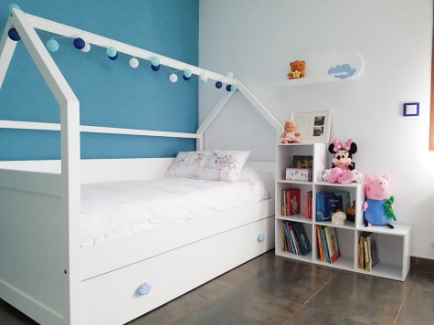 Chambre avec étagère nuage