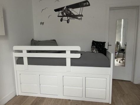 Lit avec 8 tiroirs et barrière