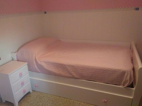 Lit gigogne enfant Gondole et table de chevet avec tiroirs