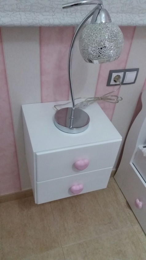 Table de chevet suspendue